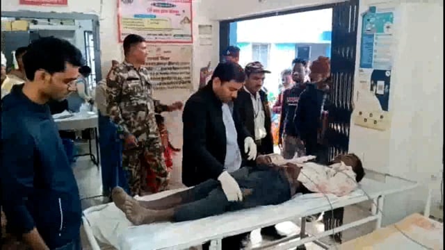 सड़क दुर्घटना में बाइक सवार दो युवक गंभीर रूप से जख्मी, डायल 112 की टीम ने पहुंचाया अस्पताल।