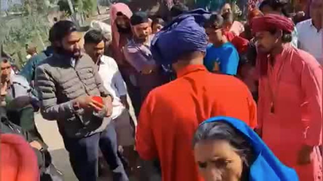 सहारनपुर क्षेत्र में युवक ने जड़ी बुटी दवाई देने वाले महात्माओ का साफ़ छिनकर साफ़ पर कटवाने को लेकर दंगा किया 