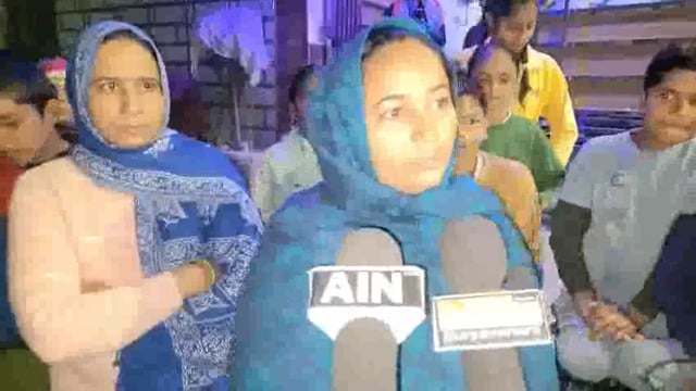 मथुरा में गली नंबर 4 में पार्षद को लेकर हुआ झगड़ा क्योंकि पार्षद मना कर रहा था कि मैं गाली नहीं बनाऊंगा यह महीनाबता रही 