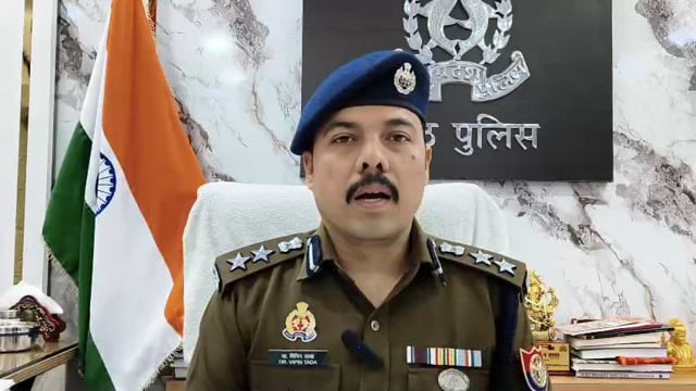 मेरठ लोहिया नगर थाना क्षेत्र में शव को नियमानुसार कार्यवाही ना करने और लापरवाही बरतने पर एल-ब्लाक चौकी प्रभारी जितेन्द्र, आरक्षी राजेश व होमगार्ड रोहताश को निलंबित किया गया है। उक्त सम्बन्ध में वरिष्ठ पुलिस अधीक्षक महोदय की बाईट ।