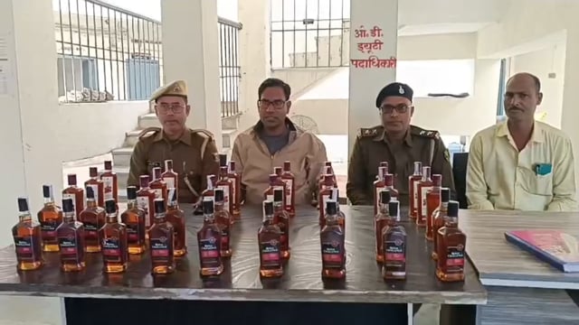 पुलिस ने अंचल कार्यालय के पीछे खंडहर से 21.6 लीटर अंग्रेजी शराब किया बरामद