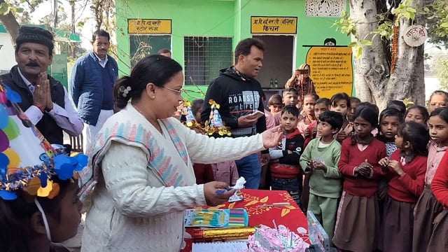 प्राथमिक विद्यालय नईबस्ती में तिथि भोज कार्यक्रम, बीएसए दिव्या गुप्ता ने बच्चों संग मनाया जन्मदिन
भावलखेड़ा विकासखंड के प्राथमिक विद्यालय नईबस्ती में शुक्रवार को आयोजित तिथि भोज कार्यक्रम बच्चों के लिए यादगार बन गया। विद्यालय में कुल 110 बच्चों की उपस्थिति में पाँच छात्र-छात्राओं का सामूहिक जन्मदिन मनाया गया। कक्षा 1 से 5 तक के बच्चों ने मिलकर केक काटा और विद्यालय परिसर उत्सव जैसा माहौल बन गया।