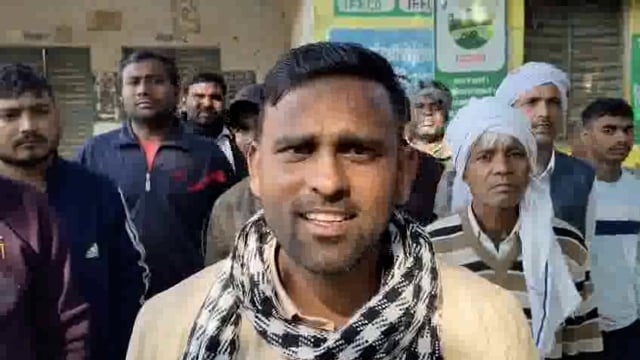 पिनाहट चिचिया ग्राम में बनी सहकारी समिति पर करीब 15 दिन से यूरिया की गाड़ी ना आने के कारण किसानों ने जमकर काटा हंगामा