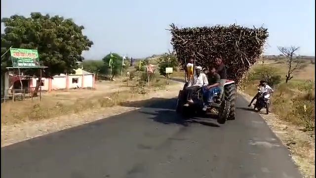 नागलगाव परिसरात ऊस वाहतूक दारांची जीव घेणी कसरत