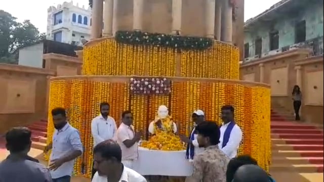 विश्वशांती बुद्ध विहारात महापरिनिर्वाण दिनानिमित्त उसळली गर्दी