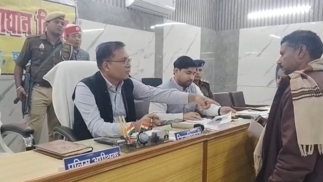 जिलाधिकारी ने तहसील संपूर्ण समाधान दिवस पर सुनी समस्याएं