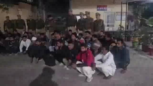 ➡️......मिशन शक्ति के तहत बरेली पुलिस ने सड़कों पर खुलेआम शराब पीकर हुड़दंग करने वाले 73 शराबियों को गिरफ्तार किया।* 
थाना बहेड़ी और थाना प्रेमनगर पुलिस ने शहर के चौराहों, पार्कों और सार्वजनिक स्थलों पर खुलेआम शराब पीने वालों के खिलाफ रात में संयुक्त अभियान चलाया था। पुलिस ने शराबियों को शर्मसार करने के लिये उनकी फोटो बनवाईं हैं।