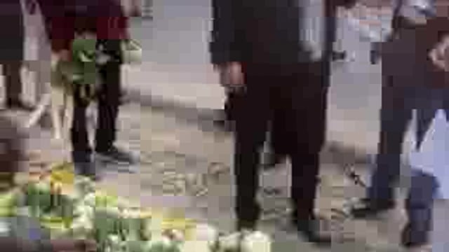 ➡️......बाराबंकी में उपमुख्यमंत्री बृजेश पाठक ने अचानक अपना काफिला रोककर सब्जी मंडी का रुख किया। उन्होंने गोभी, खीरा, मूली और धनिया के दाम खुद दुकानदारों से पूछे और बोरी भरकर सब्जियाँ खरीदीं।