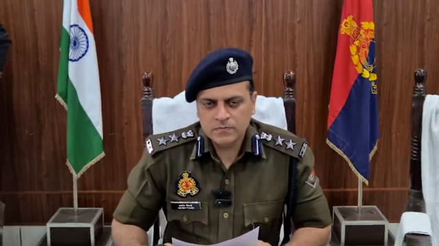 🆕.....सर्विलांस सेल, सहारनपुर ने “CEIR PORTAL” के माध्यम से 180 मोबाइल रिकवर किए — अनुमानित कीमत करीब ₹40 लाख रूपये...
जिसके सम्बन्ध में वरिष्ठ पुलिस अधीक्षक, सहारनपुर श्री आशीष तिवारी द्वारा दी गयी बाईट...