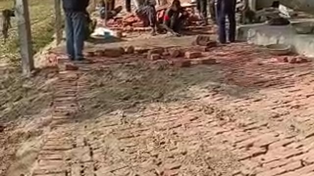 कर्माजीत पट्टी के बेनी माधव का पुरवा में ग्रामप्रधान प्रतिनिधि लालमणि मिश्रा के सौजन्य से नये रास्ते की सौगात ,