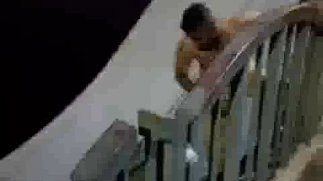 ➡️....साहस की मिसाल — ठंड से भी ज्यादा हिम्मत गर्म थी
भोपाल के छोटे तालाब के आर्च ब्रिज (रानी कमलापति पुल) के पास आज एक युवक पानी में डूब रहा था।
वहाँ मौजूद भीड़ घबराई हुई थी, तभी प्रतीक बाथम नाम के इस बहादुर नौजवान ने बिना एक पल खोए शर्ट उतारी और सीधे तालाब में छलांग लगा दी।
कड़कड़ाती ठंड, गहराई और तेज़ लहरों के बीच संघर्ष करते हुए प्रतीक ने उस युवक को बीच तालाब से सुरक्षित बाहर निकाल लिया।