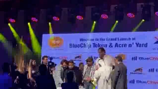 ➡️....उत्तर प्रदेश पुलिस अब 970 करोड़ की अंतरराष्ट्रीय ठगी मामले में अभिनेता सोनू सूद और रेसलर द ग्रेट खली से पूछताछ करेगी।
ठग रवींद्र सोनी के साथ दुबई में एक वीडियो सामने आया है, जिसमें दोनों सेलिब्रिटी ‘ब्लू चिप कंपनी’ के बैनर तले उसके जन्मदिन कार्यक्रम में दिख रहे हैं।
पुलिस को आशंका है कि ठग ने उनके नाम और मौजूदगी का दुरुपयोग कर लोगों को जाल में फंसाया।
दोनों को पूछताछ के लिए नोटिस जल्द भेजे जाएंगे।