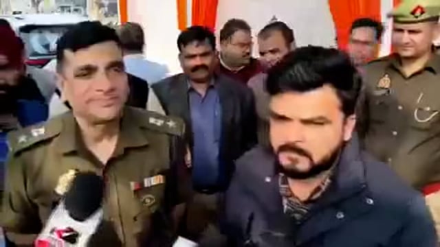 ➡️......रामपुर – SIR में गलत जानकारी देने पर जिले में मुकदमा दर्ज
डीएम रामपुर ने फर्जीवाड़ा करने वालों के खिलाफ कार्रवाई कराई
SIR को लेकर उत्तर प्रदेश में दर्ज हुआ पहला मुकदमा
नूरजहां, आमिर और दानिश के खिलाफ केस दर्ज
बताया गया कि नूरजहां ने विदेश में रहने वाले अपने बेटों के बारे में जानबूझकर गलत जानकारी दी
महिला ने SIR फॉर्म में फर्जी हस्ताक्षर भी किए, जिसके बाद मामला दर्ज किया गया