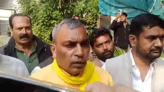 ➡️.....बहराइच* .....मंत्री ओम प्रकाश राजभर का बड़ा बयान*
*बहराइच के बलहा विधानसभा में जनसभा को संबोधित करने पहुंचे मंत्री ओम प्रकाश राजभर*
*विपक्ष पर निशाना साधते हुए कहा*
*विपक्ष S.I.R पर सड़क पर रोना रो रहा है, मेहनत करे*
*जिसका फार्म न भरा हो, दिक्कत हो तो हमसे मिले।-राजभर*
*विपक्ष S.I.R को लेकर हल्ला कर रहा है, लेकिन उनके ही लोग फार्म भर रहे हैं- राजभर*
*बंगाल में बाबरी मस्जिद की नींव नहीं रखी जा रही, केवल सियासत हो रही है।- राजभर*