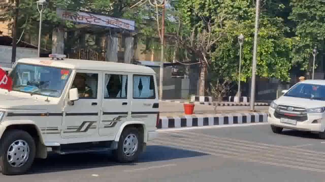 अलीगढ मे पत्रकारों से हाथ हिलाते नजर आये उत्तर प्रदेश के मुख्यमंत्री योगीजी.