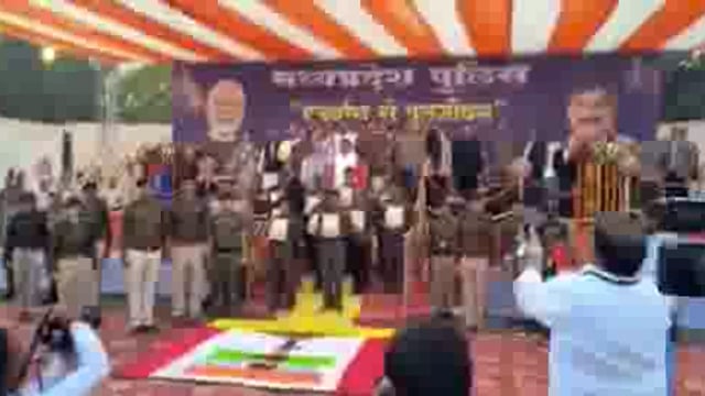 ➡️......मध्य प्रदेश- बालाघाट जिले में नक्सल इतिहास में पहली बार 10 नक्सलियों ने मुख्यमंत्री डॉ. मोहन यादव के सामने अपने हथियार सौंपकर आत्मसमर्पण किया। इसमें 62 लाख रुपए के इनामी हार्डकोर नक्सली सुरेंद्र उर्फ कबीर भी शामिल हैं। सभी 10 नक्सलियों पर मध्यप्रदेश, छत्तीसगढ़ और महाराष्ट्र में कुल 2 करोड़ 36 लाख रुपए का इनाम घोषित था। इनमें चार महिला और छह पुरुष नक्सली हैं।
CM बोले- पुनर्वास और मुख्यधारा में शामिल करेंगे मुख्यमंत्री डॉ. मोहन यादव ने कहा कि बालाघाट जोन में इस साल अब तक 10 हार्डकोर नक्सली मारे जा चुके हैं। उन्होंने कहा कि आत्मसमर्पित नक्सलियों का पुनर्वास किया जाएगा और उन्हें समाज की मुख्यधारा में शामिल किया जाएगा।