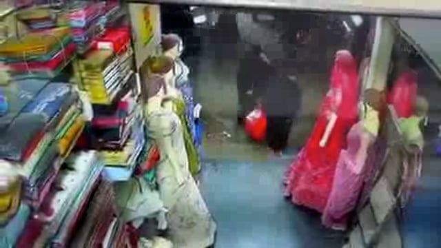 UP: आगरा के शाहगंज थाना क्षेत्र में साड़ी की दुकान पर खरीदारी करने आईं दो महिलाओं ने बुर्का के अंदर 6 साड़ियां छिपा लीं। मौका पाकर दुकान से भागने लगीं। दुकानदार ने पीछा कर दोनों को पकड़ लिया।