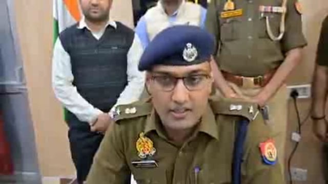 ➡️.......बाराबंकी पुलिस की बड़ी सफलता,  देवा थाना क्षेत्र में Telegram और Whatsapp का इस्तेमाल कर लोगो को ऑनलाइन काम दिलाने, वर्क फ्राम होम और पैसे डबल करने का लालच देकर व टेलीग्राम पर अश्लील सामग्री डालकर लोगो को ठगने वाले गिरोह के 2 सदस्यों देवा निवासी राजन सिंह और अनूप कुमार को गिरफ्तार किया है इनके पास से 3.6 लाख रुपए और डिजिटल साक्ष्य बरामद किए गए है।
इस संबंध में बाराबंकी के SP अर्पित विजयवर्गीय ने बताया कि इसके अन्य साथियों यशराज और सिद्धार्थ की गिरफ्तारी का प्रयास किया जा रहा है।