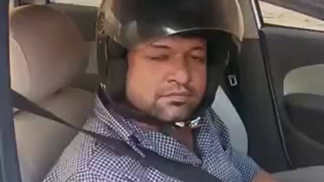 ➡️.....आगरा – गुलशन केन जी का कानून में गज़ब का भरोसा है
एक बार कार से जा रहे थे, हेलमेट न लगाने पर चालान कट गया तो बात दिल पर ले ली
पेशे से टीचर गुलशन जी अब नियमों के इतने पक्के हो गए हैं कि तब से कार भी हेलमेट पहनकर ही चलाते हैं