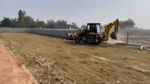 MANT- राधा कुंड राल मार्ग पर अवैध रूप से बनाई जा रही कॉलोनी वृंदावन रेजिडेंसी की बाउंड्री को ध्वस्त करता  बुलडोजर,