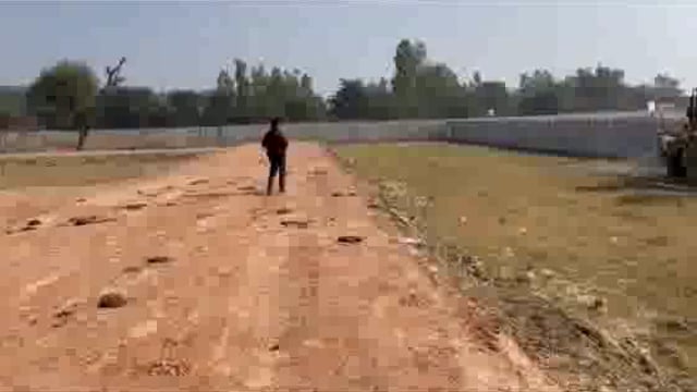 MANT- राधा कुंड राल मार्ग पर अवैध रूप से बनाई जा रही कॉलोनी वृंदावन रेजिडेंसी की बाउंड्री को ध्वस्त करता  बुलडोजर,