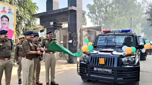 एसपी अभिजित आर. शंकर ने आज डायल-112 की 11 नई गाड़ियों को हरी झंडी दिखाकर रवाना किया
अम्बेडकरनगर
अब रिस्पॉन्स टाइम होगा और तेज
आपात स्थितियों में मिलेगी तुरंत सहायता।