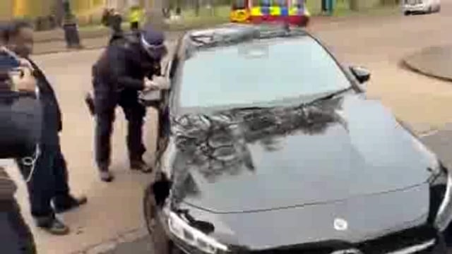 ➡️.....पाकिस्तान के गृह मंत्री मोसिन नक़वी की लंदन में बेइज्जती, पुलिस ने गाड़ी की कड़ी तलाशी ली
पाकिस्तान के गृह मंत्री मोसिन नक़वी को लंदन में अपमानजनक स्थिति का सामना करना पड़ा। रिपोर्ट्स के मुताबिक, लंदन पुलिस ने उनकी गाड़ी की सख्त तलाशी ली और उनके साथ कठोर व्यवहार किया। अंतरराष्ट्रीय स्तर पर किसी भी देश के वरिष्ठ मंत्री के साथ पुलिस का ऐसा व्यवहार उस देश की आंतरिक अव्यवस्था और गिरती साख का संकेत माना जा रहा है।