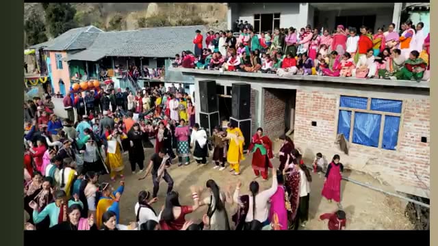 ➡️....हिमाचल प्रदेश के चंबा में शादी का माहौल उस समय अफरा-तफरी में बदल गया जब पहाड़ी गीतों पर नाचते मेहमानों के बीच अचानक छत का एक हिस्सा ढह गया। कई लोग नीचे गिरकर मलबे में दब गए। हादसे के वक्त कुछ लोग छत के छज्जे से समारोह देख रहे थे, जबकि नीचे डांस फ़्लोर पर जश्न चल रहा था। गनीमत रही कि किसी को गंभीर चोट नहीं आई है।