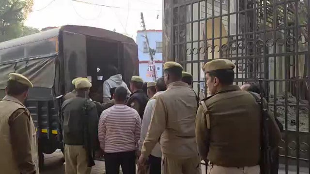 ➡️......बहराइच में दुर्गा पूजा विसर्जन के दौरान रामगोपाल मिश्रा की हत्या मामले में कोर्ट ने दस आरोपियों—अब्दुल हमीद, फहीम, सरफराज, तालिब, सैफ, जावेद, जीशान, शोएब, ननकऊ और मारुफ—को दोषी करार दिया है। यह फैसला 13 महीने 26 दिन के भीतर सुनाया गया।
रामगोपाल मिश्रा की हत्या के बाद क्षेत्र में हिंसा भड़क उठी थी। परिजनों ने दोषियों को फांसी की सजा की मांग की है। अदालत 11 दिसंबर को सजा सुनाएगी।