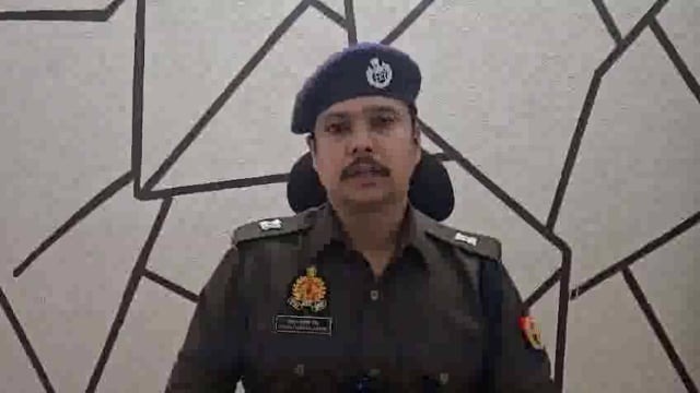 मेरठ थाना सदर बाजार क्षेत्रान्तर्गत स्कूटी सवार युवको व कार की ओवरटेकिंग को लेकर मारपीट व कार के शीशे तोडने की घटना पर अभियोग पंजीकृत कर एक अभियुक्त की गिरफ्तारी के सम्बन्ध में पुलिस अधीक्षक नगर महोदय की बाईट ।*