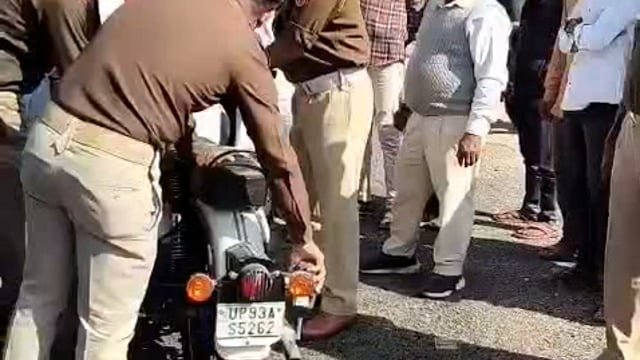 झांसी बस स्टैंड सब्जी मंडी के पास चलाया गया बुलेट गाड़ियों पर चेकिंग अभियान