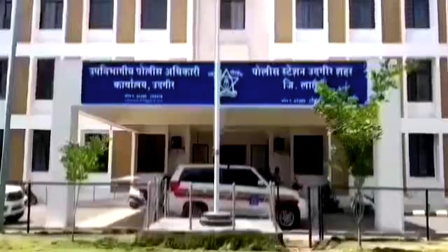 बस्थानक परिसरात अंधारात दबा धरून बसलेल्या व्यक्तीवर गुन्हा दाखल