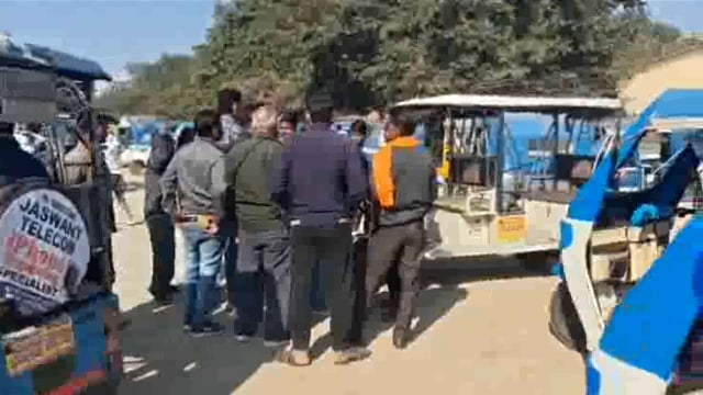 MANT- नगर निगम और पुलिस की मनमानी,के खिलाफभड़के ई रिक्शा चालक रेलवे ग्राउंड में प्रदर्शन, रोजी-रोटी पर डाका नहीं सहेंगे 