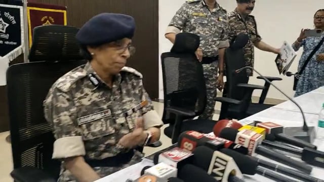 महाराष्ट्र राज्याचे पोलीस महासंचालक रश्मी शुक्ला यांच्या समोर ११ नक्षल्यांनी  केले आत्मसमर्पण