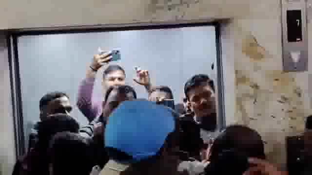 ➡️.....प्रयागराज विकास प्राधिकरण के बाबू अजय को एंटी विजिलेंस टीम ने ₹8000 की रिश्वत लेते पकड़ा. गिरफ्तारी के बाद जब टीम जाने लगी तो प्राधिकरण के स्टाफ में लिफ्ट के बाहर टीम को बंधक बनाकर पीटा. बाबू अजय ने रजिस्ट्री करने के लिए रिश्वत की मांग की थी