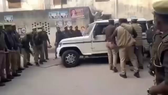 शाहजहांपुर रेलवे स्टेशन से पूर्व आईपीएस अमिताभ ठाकुर गिरफ्तार
शाहजहांपुर। देवरिया में दर्ज एक मामले में लखनऊ व शाहजहांपुर पुलिस ने पूर्व आईपीएस अमिताभ ठाकुर को रेलवे स्टेशन से गिरफ्तार कर लिया। वे देर रात लगभग 2 बजे एसी सुपरफास्ट ट्रेन से दिल्ली जा रहे थे। स्टेशन प्लेटफार्म पर ही उन्हें हिरासत में लेकर लखनऊ पुलिस रात में ही देवरिया के लिए रवाना हो गई।