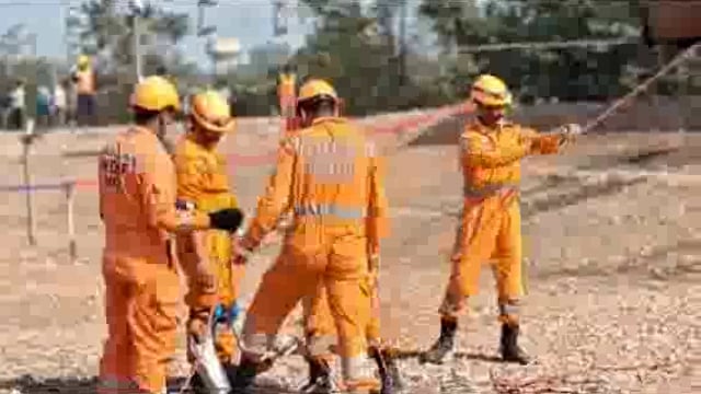 मथुरा के रेलवे स्टेशन पर सवारी डिब्बे में लगी आग रेलवे पुलिस एवं एनडीआरएफ टीम ने किया, अभ्यास 50 की बचाई जान, मॉकडिल,,