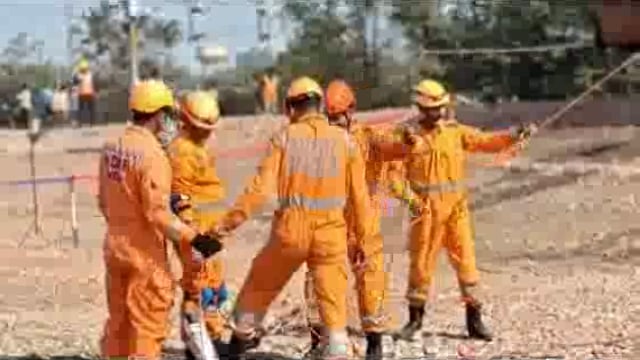 मथुरा के रेलवे स्टेशन पर सवारी डिब्बे में लगी आग रेलवे पुलिस एवं एनडीआरएफ टीम ने किया, अभ्यास 50 की बचाई जान, मॉकडिल,,