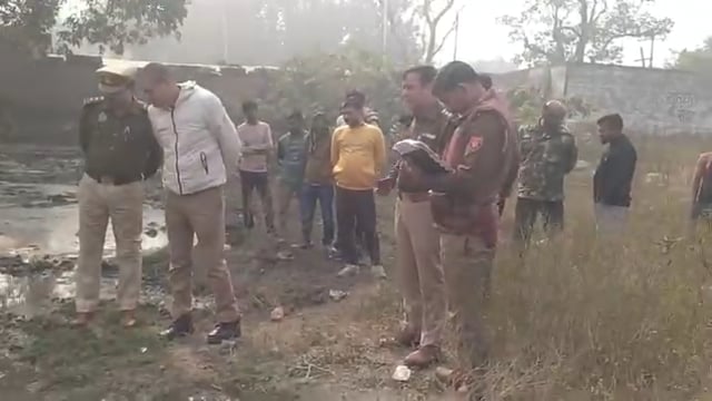 #शाहजहांपुर रौजा थाना क्षेत्र गुरुवार सुबह कीचड़ में एक अज्ञात युवक का सब मिला अचानक अफरा-तफरी के माहौल में डूब गया, #
