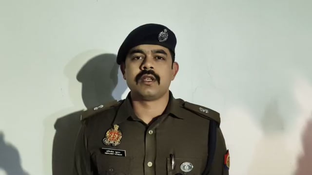 मवाना थाना किठौर पुलिस द्वारा भैंस चोरी की घटना का सफल अनावरण, 04 शातिर पशु चोर गिरफ्तार, जिनमे से 02 अभियुक्तो की निशादेही पर अवैध तमन्चा बरामदगी के दौरान पुलिस पार्टी पर फायरिंग करने तथा पुलिस मुठभेड़ में 02 अभियुक्त घायल, कब्जे से अवैध तमन्चा मय खोखा कारतूस व चोरी गयी भैस व कटिया बरामदगी के सम्बन्ध में पुलिस अधीक्षक ग्रामीण मेरठ की बाइट ।*