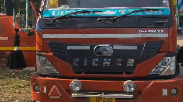 पलिया मण्डी सचिव ने बिना कागजात का गुड़ से भरा ट्रक पकड़ा, अधिकारियों के दबाव में छोड़ा