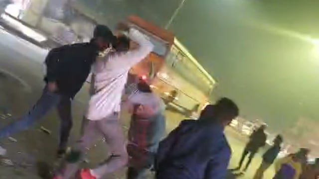 लखनऊ: वजीरगंज में दबंगई का हंगामा!
लखनऊ के थाना वजीरगंज क्षेत्र स्थित कैसरबाग चौराहे पर दबंगई का सीधा LIVE शो!
बीच सड़क दबंगों ने एक युवक को बेरहमी से पीटा, राहगीर तमाशबीन बने रहे और पुलिस… हमेशा की तरह नदारद!
कैसरबाग चौराहा आज सड़क कम और दबंगई का ओपन रनवे ज़्यादा नज़र आया।