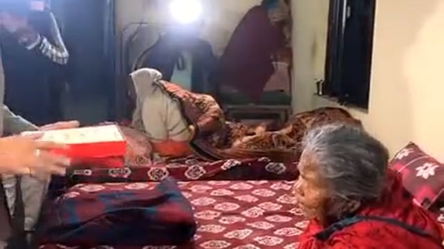 Lko Big Breaking 
राजधानी लखनऊ के जियामऊ रैन बसेरा पहुंचे यूपी के डिप्टी CM ब्रजेश पाठक!!
रैन बसेरे में रुके हुए लोगों से वार्तालाप व सबका हालचाल जाना!!
घायल व्यक्ति के इलाज के लिए डॉक्टरों को बुलाया!!
रैन बसेरे में रुके हुए लोगों का हेल्थ चेकअप भी कराया!!
लखनऊ में 25 स्थाई रैन बसेरे हैं ब्रजेश पाठक!!
सभी रैन बसेरों में सबको सुविधा मिल रही है ब्रजेश पाठक!!