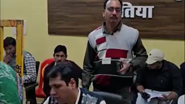 ➡️.......बुजुर्ग दादा – मुझे साहब ( कलेक्टर ) से मिलवा दो!
कलेक्टर महोदय – मैं ही साहब हूं।
बुजुर्ग दादा –  आप साहब हो ?
कलेक्टर महोदय – क्यों चेहरे से लग नहीं रहा है क्या।
दरअसल आज भी लगता है कि इतना बड़ा कलेक्टर होगा शूट बूट टाई लगाकर, AC वाले ऑफिस में बैठता होगा, ना ही किसी से मिलता होगा मतलब पूरा ठाठ बाठ वाला होगा इसलिए दादा जी सोच में पड़ गए, और उन्हें यकीन करना थोड़ा मुश्किल लगा ।
दादा जी पेंशन संबंधित समस्या को लेकर पहुंचे थे फिर दतिया कलेक्टर महोदय ने बड़ी विनम्रता से कहा कि आपका पेंशन जल्द ही चालू हो जाएगा।