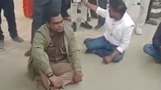 ➡️.....प्रयागराज मे सोरांव थाने के थाना प्रभारी और पीड़ित परिवार के बीच मे हो रहा वार्तालाप।*