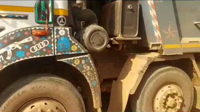 MANT- ओवरलोड गिट्टी से भरे दो डंपर पकड़े,,