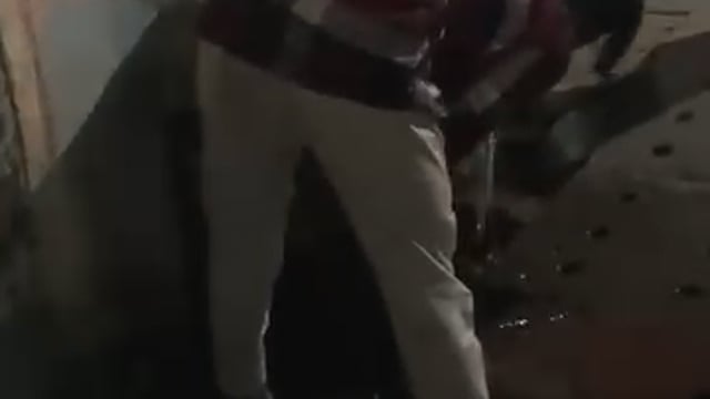 गोवर्धन के सरकारी टीचर का वीडियो वायरल 
शिक्षक व्यक्ति ने की छबि धूमिल
शराब पीकर वृंदावन कस्बा के नागरिक पीने के पानी  नल पर पेशाब करते नजर आया
सूत्रों की माने तो यह टीचर गोवर्धन ब्लॉक के महरोली का हैँ