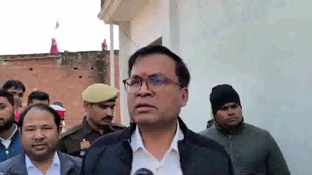 शाहजहांपुर। विकासखंड पुवायां क्षेत्र में आज अधिकारियों ने जेवां और बसखेड़ा बुजुर्ग गांव का निरीक्षण किया। जेवां प्राथमिक विद्यालय में नव निर्मित मैथ पार्क का उद्घाटन किया गया। इस दौरान बच्चों से संवाद करते हुए उनके उत्साह और सीखने की नई तकनीकों को देखकर अधिकारियों ने प्रसन्नता व्यक्त की। साथ ही नवम्बर माह में जन्मदिन वाले बच्चों के साथ केक काटकर उन्हें शुभकामनाएं दीं और तिथि भोज में भाग लिया।