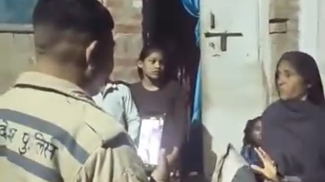 जलालाबाद नगर का मामला मोहल्ले वालों ने बच्चे पकड़ने वाली एक औरत को पकड़ा पुलिस को बुलाकर उसके हवाले किया......