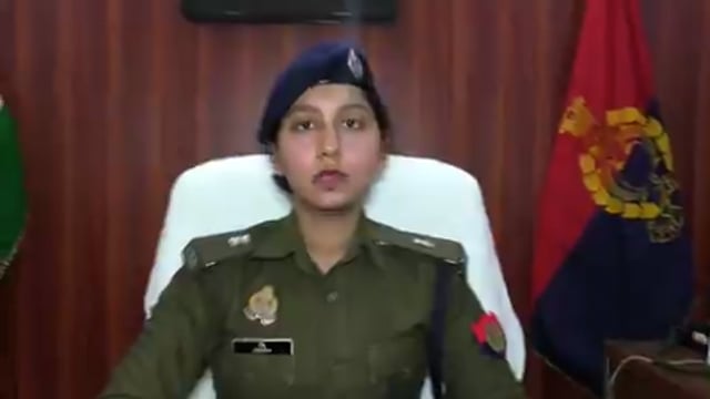 ➡️.......वाराणसी: दिनदहाड़े महिला की हत्या का मामला
पुलिस ने किया सनसनीखेज खुलासा
मृतका के प्रेमी और उसकी पत्नी आरोपी
शादीशुदा प्रेमिका करती थी संबंध बनाने का दबाव
सिर कूचकर की हत्या, कैश, गहने लेकर फरार
वाराणसी के शिवपुर थाना क्षेत्र का मामला